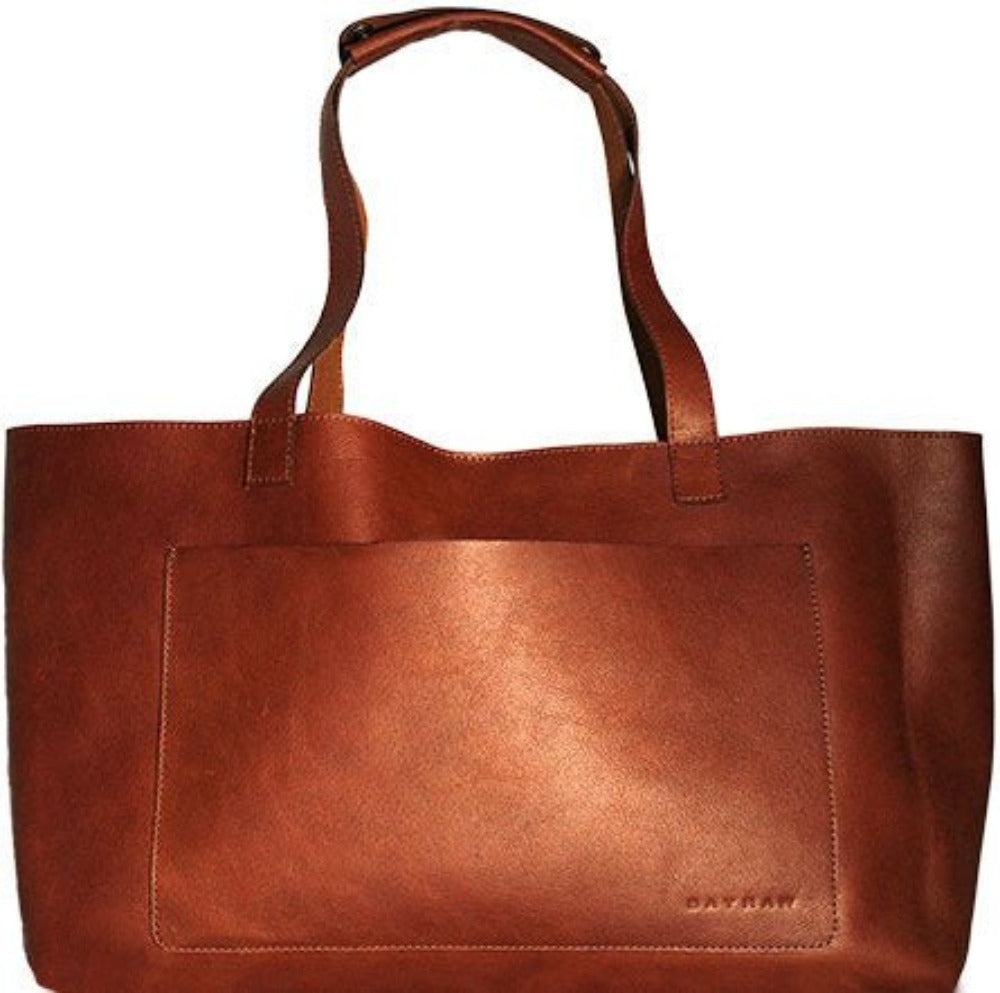 Large brown leather tote bag. Two handles. External pocket. Bayraw embossing.