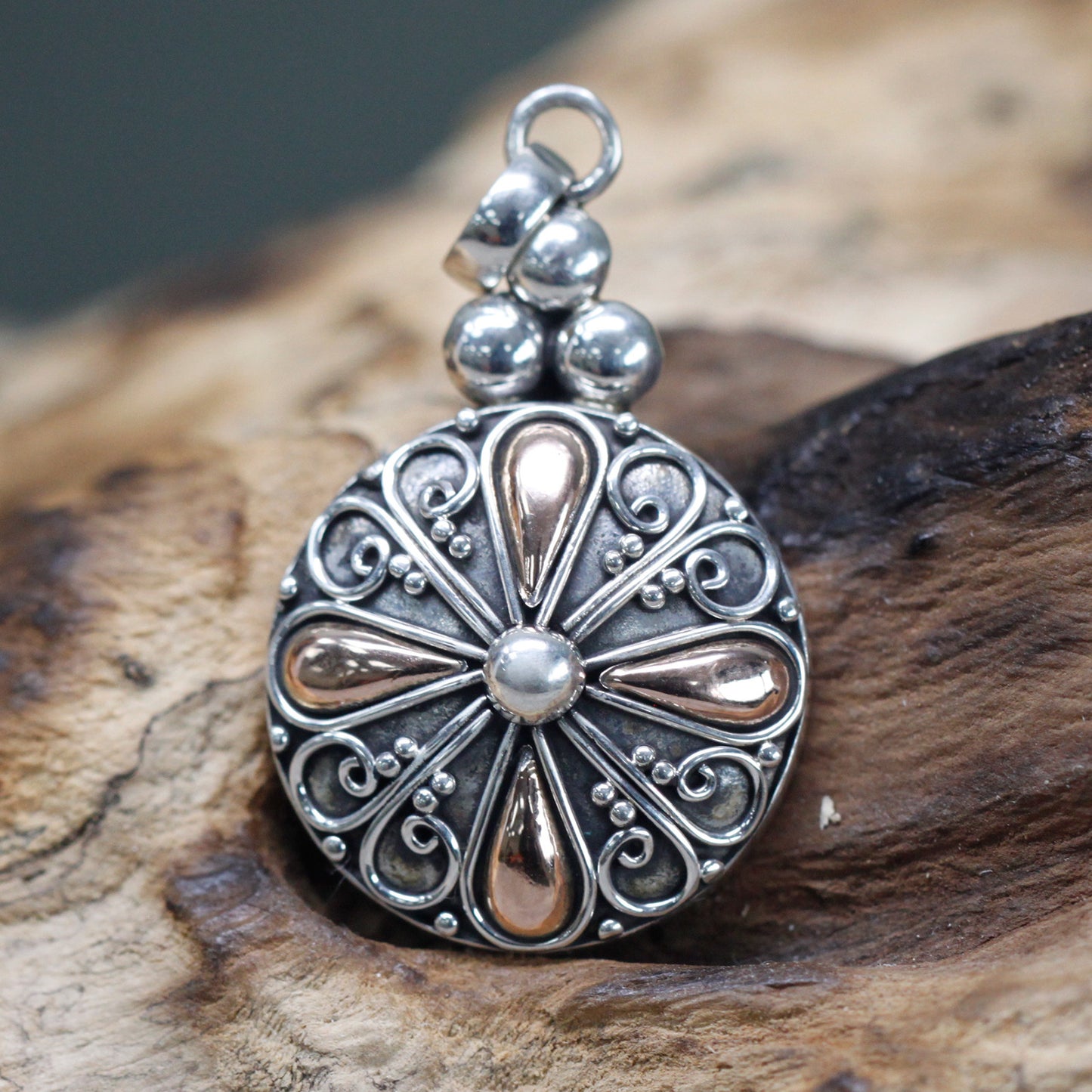 An attractive round pendant. For women. Made of Sterling silver and 18K gold. Chain not supplied.